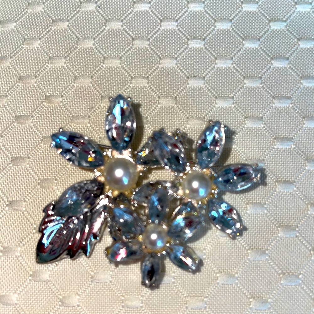 Floral brooch with stones